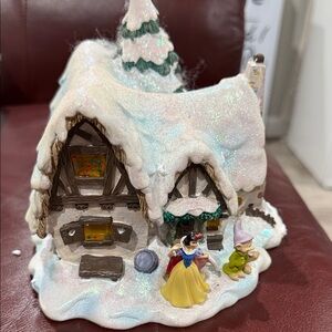 Disney Snow White Holiday Cottage with Figures